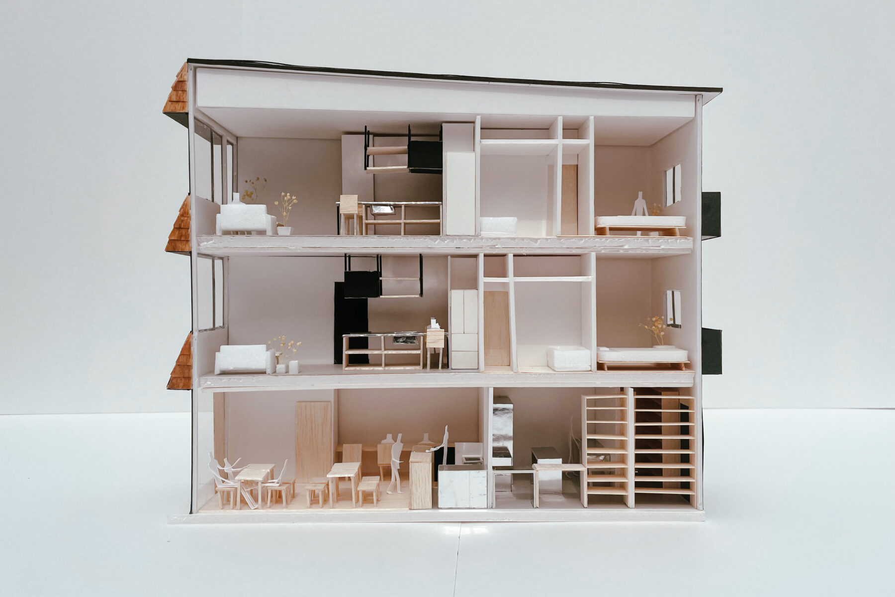 狭小地に建つ店舗併用住宅の建て替え計画です。1階をオーナーと常連さんがゆっくり時間を過せるカフェ、2、3階を貸しオフィスとして、細長い3層の建物をつくり、鉄砲階段でつなぎます。