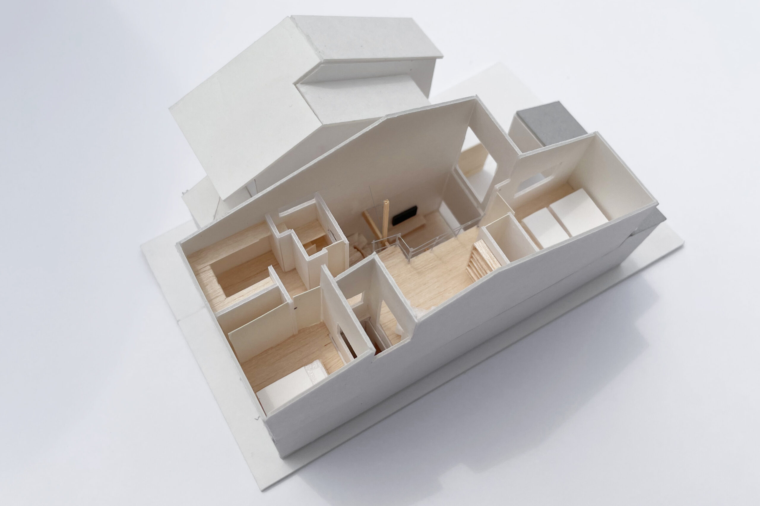 ２階。吹抜け周りにセカンドリビング。中庭を囲んでワークスペースや子供部屋。