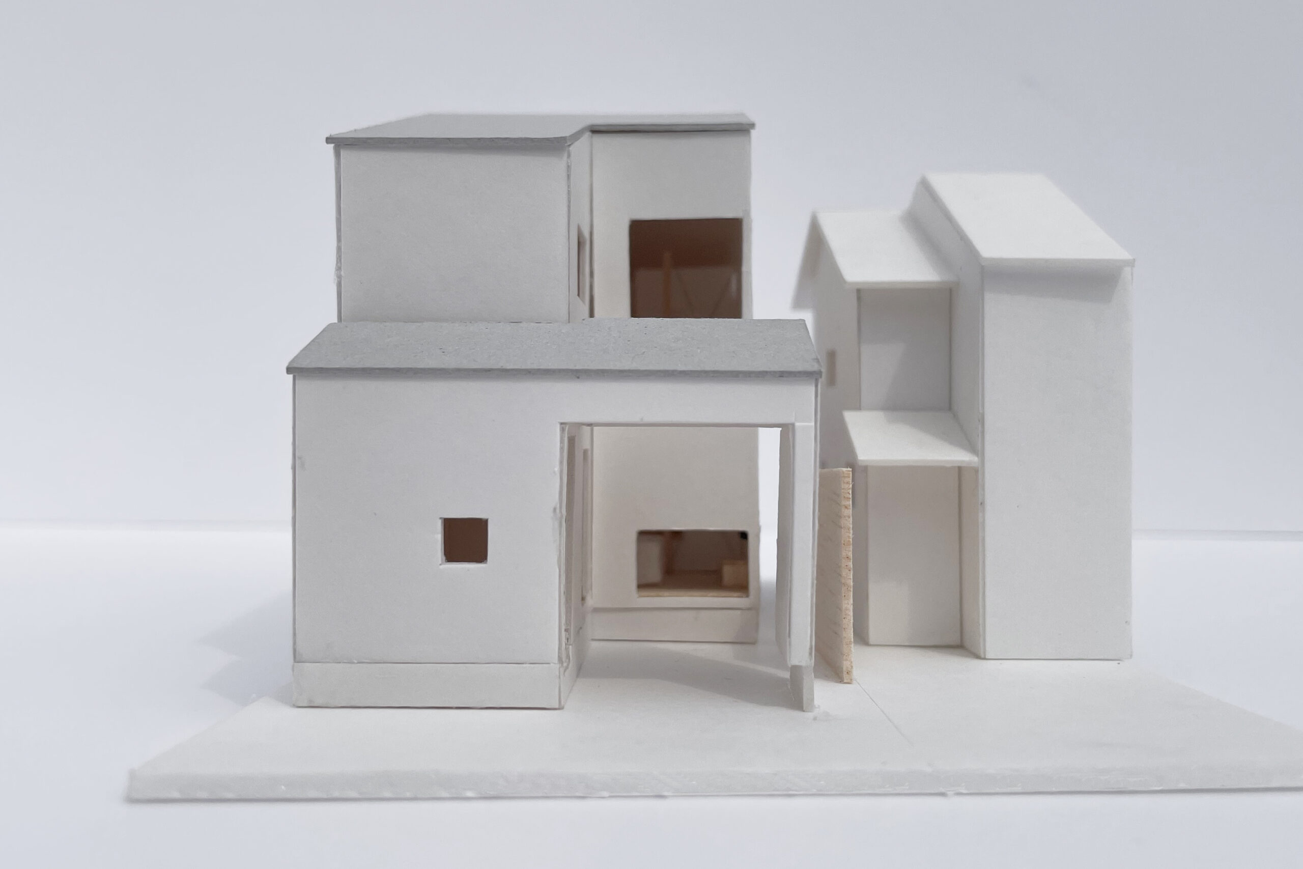 京都市宇治市。若いご家族のための住宅の計画です。南北に細長い敷地形状、かつ周りに住宅が建て込んでいる条件のため、建物を「己」の字形に配置し、前庭と中庭を設けて奥まった居室まで通風・採光を導いています。