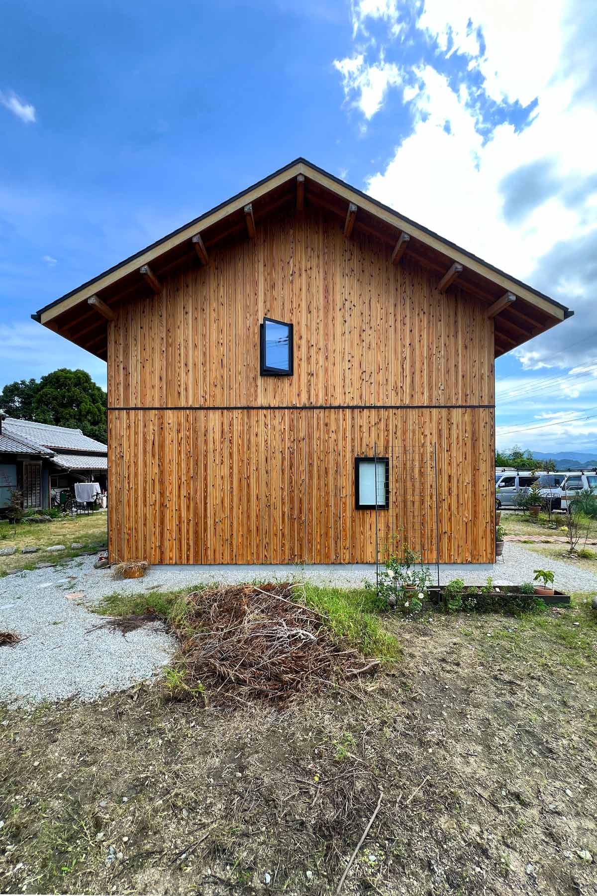 西立面。軒を抑えた切妻屋根。