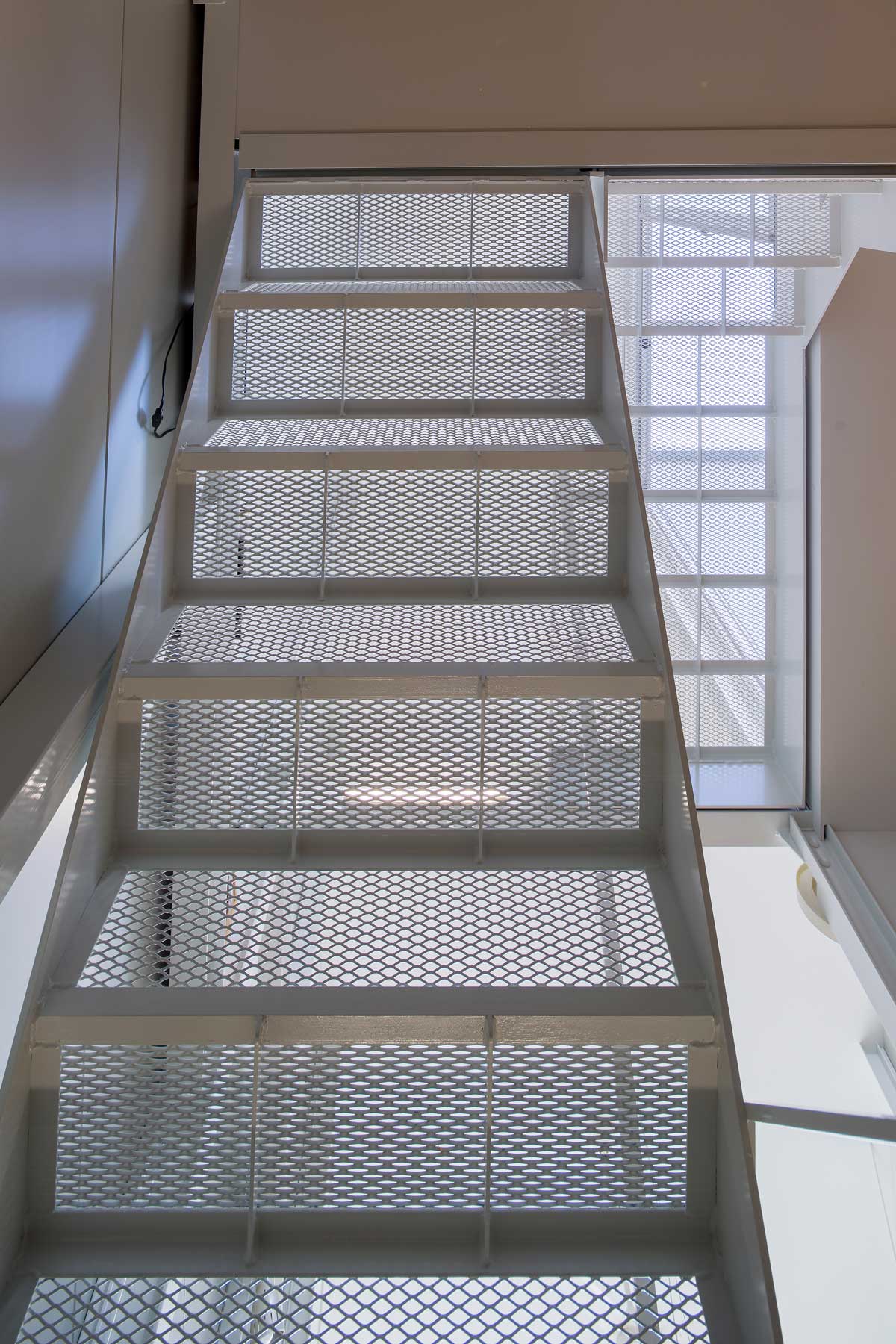 ルーフテラスから入る光を下階に落とす。