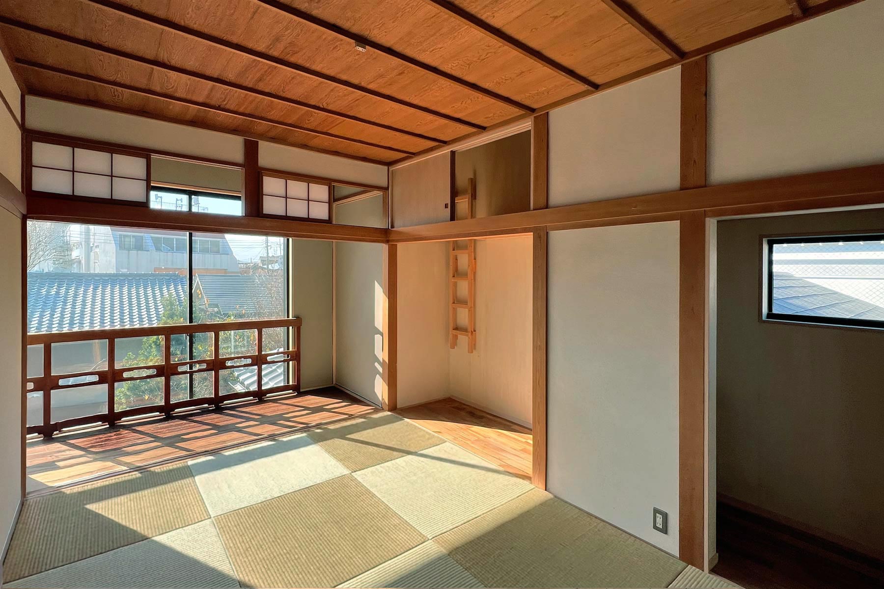 2階和室。押入れをワークスペースとロフトに改造。縁側は高断熱サッシに交換した後、既存の欄干を復旧。