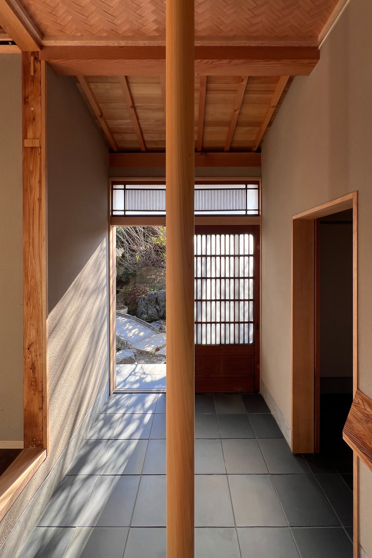 間取りを変更して新たに設けた玄関。引き戸・ガラス欄間は補修して再利用。