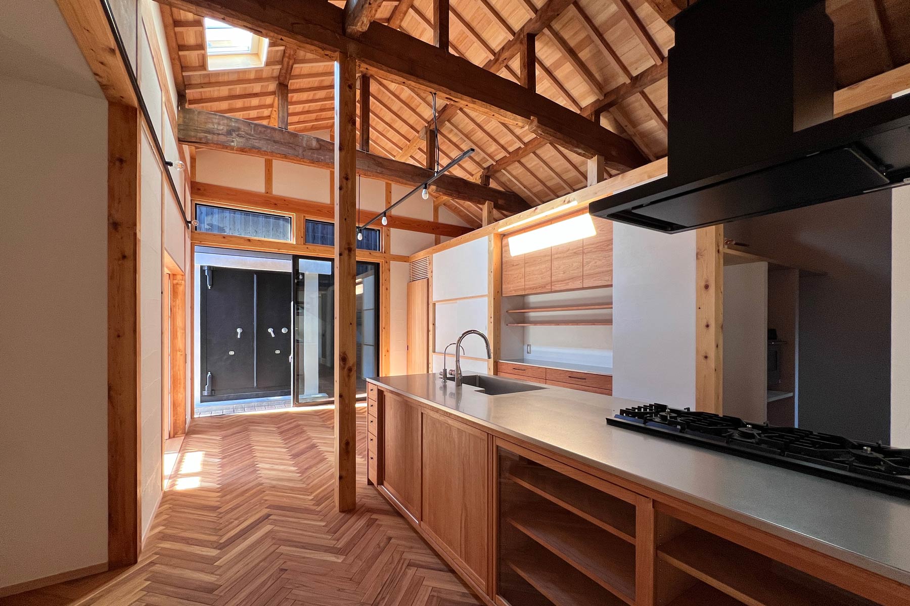 キッチン・ダイニングの先に蔵がつながる間取に改編。蔵は趣味室として利用。