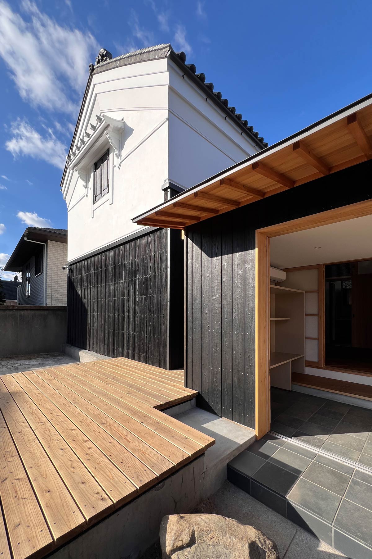 増築により母屋と無理に接続され雨漏りを生じていた蔵を切り離し、元の姿に復元。手前は除却した建物の基壇を活用したウッドデッキ。