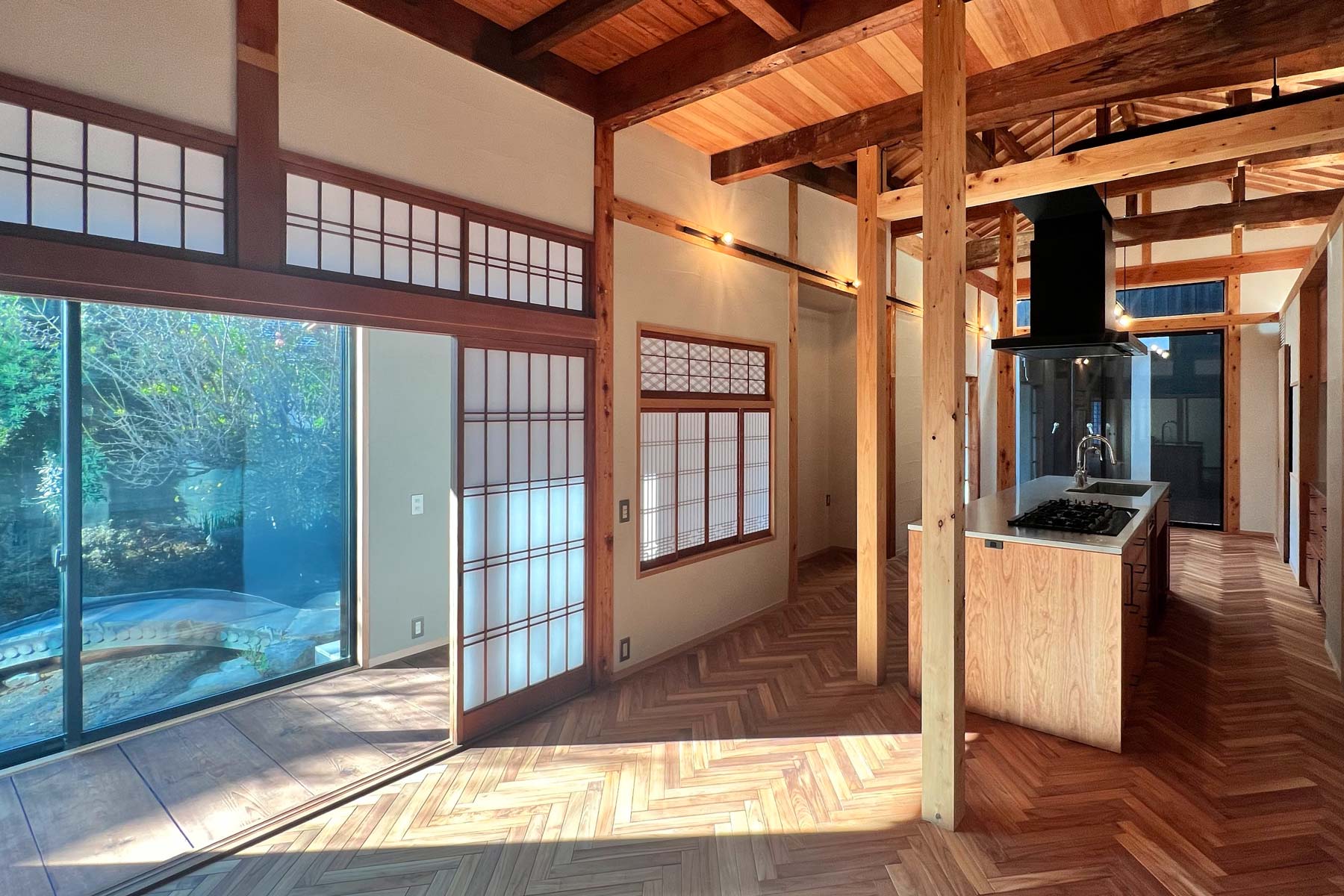 リビングから、キッチン、ダイニングを見る。