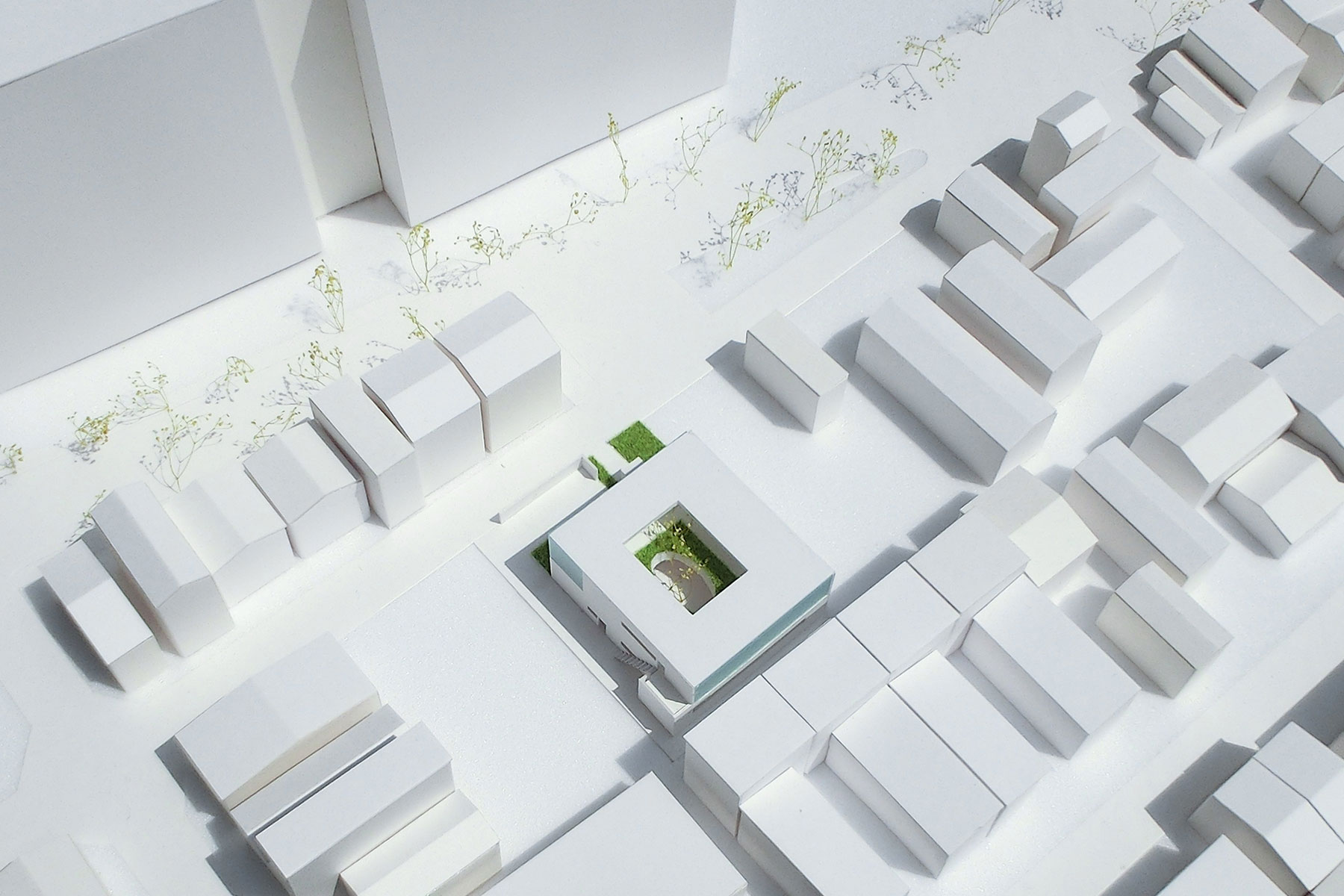 俯瞰。周辺の住環境に配慮しつつ開放的なプランニング。