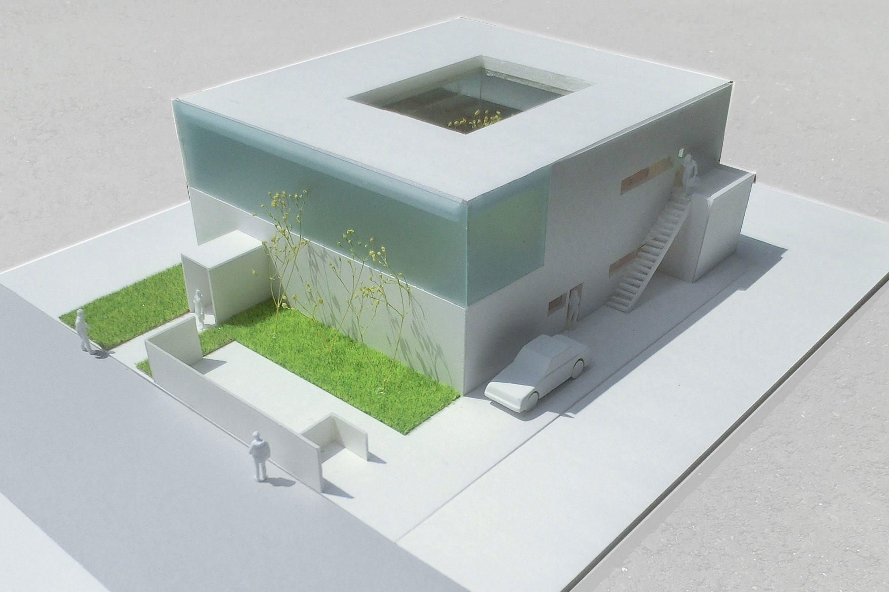 スポーツクリニックを併設する整形外科の新築計画です。周囲が低層の住宅地に囲まれており大きく外に向けて開けないという条件と、芝生敷の上を走行する状態をチェックできる場所が必要との条件から、外観はシンプルなホワイトキューブにまとめて閉じ、逆に内側は楕円を穿った中庭を中心に開放的な空間としました。１階を整形外科、２階をスポーツクリニックとして動線を整理し、各階を回遊性のあるプランニングとしています。