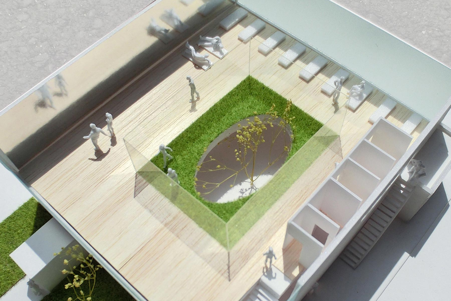 2階スポーツクリニックプラン。大きな体育館ではなくリニアな空間とすることで利用者同士の混雑を避け、構造的にも無理のないスパン計画が可能。