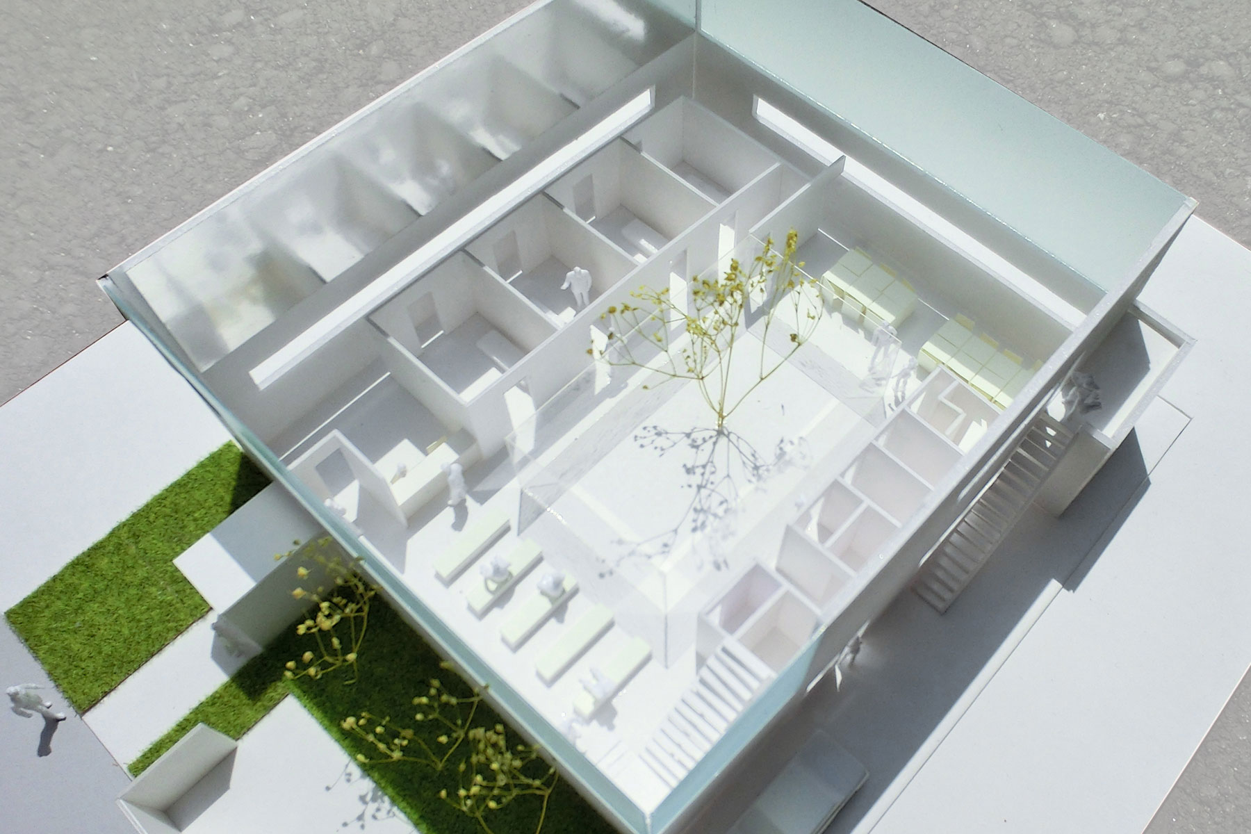 1階整形外科プラン。中庭の周りに待合・診察室・オフィス・ユーティティが巡る。