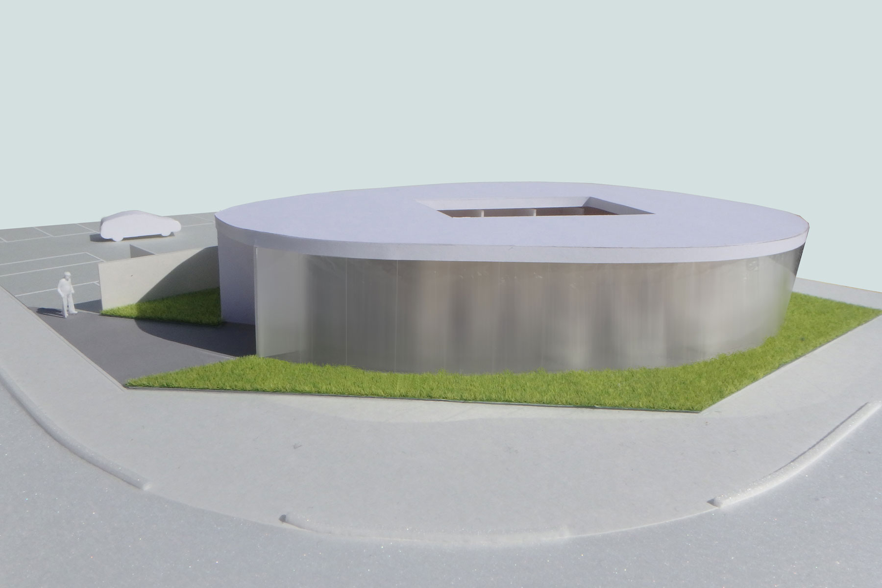 糖尿病に特化した新築医院の計画です。視認性が高く交通量の多い交差点という立地と、継続的に通う患者さんの動線が一筆書きになるクリニックの特性から、おむすび型の建物とし、外周を受付から会計までぐるっと周って一連の流れを行える平面計画となりました。中央部に医師・看護師の回遊動線、その周りに診察室や検査室など機能的な部分を矩形に納め、外周のおむすび型とのあいだに出来た余白を待合ゾーンとして利用します。