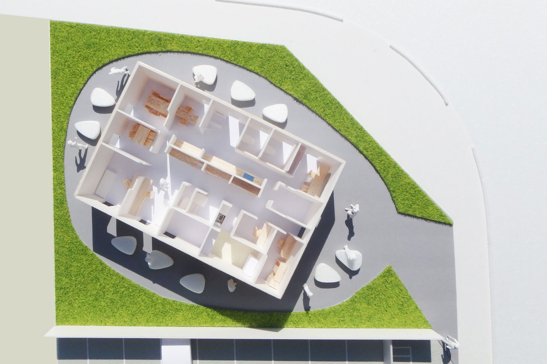 間取り。中央に回遊性のある医師・看護師動線。その周りに個室群。更にその外側に一筆書きで一周回る患者動線。