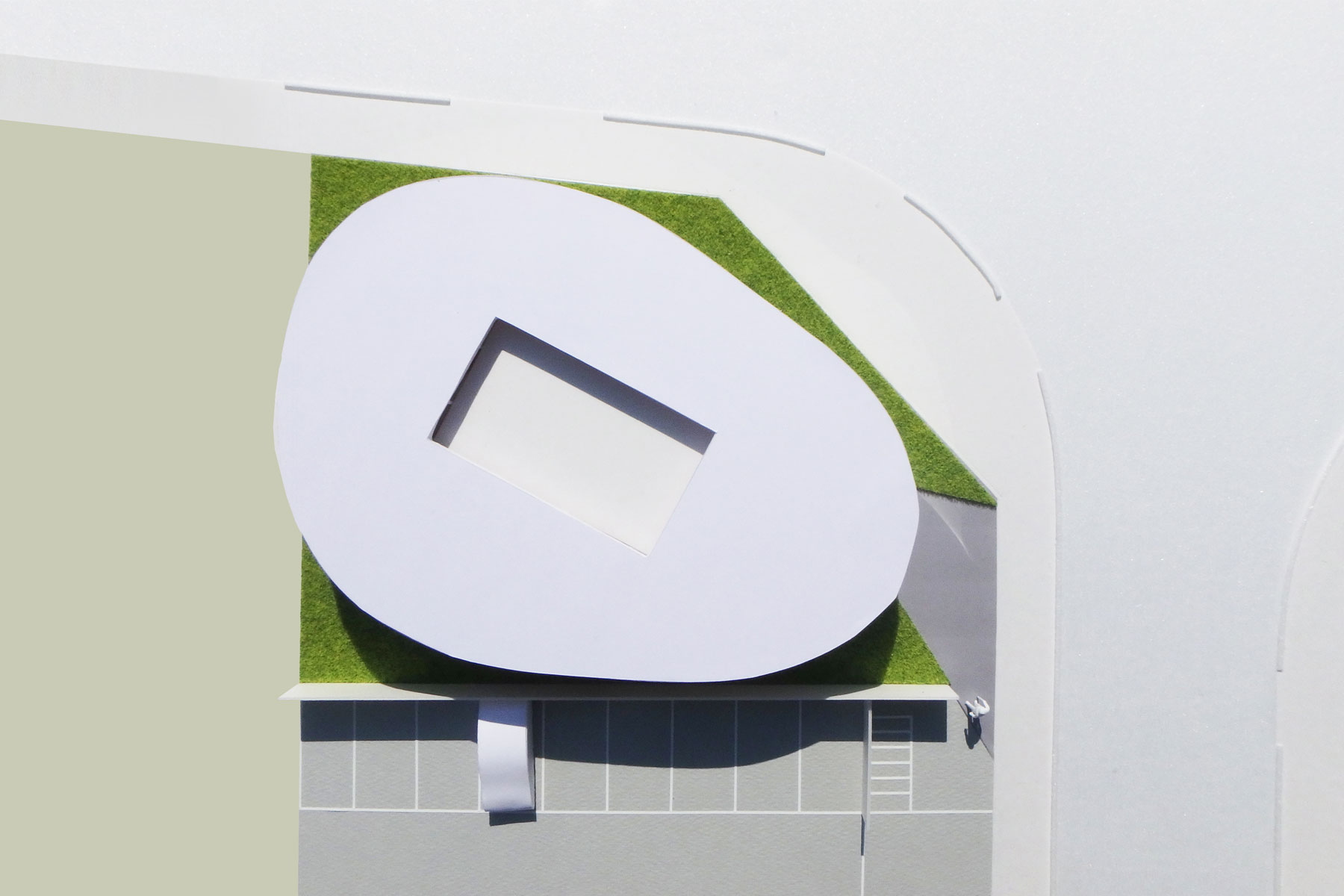 おにぎり型の屋根伏図。中央の凹みは外周より一段下げた設備置場。