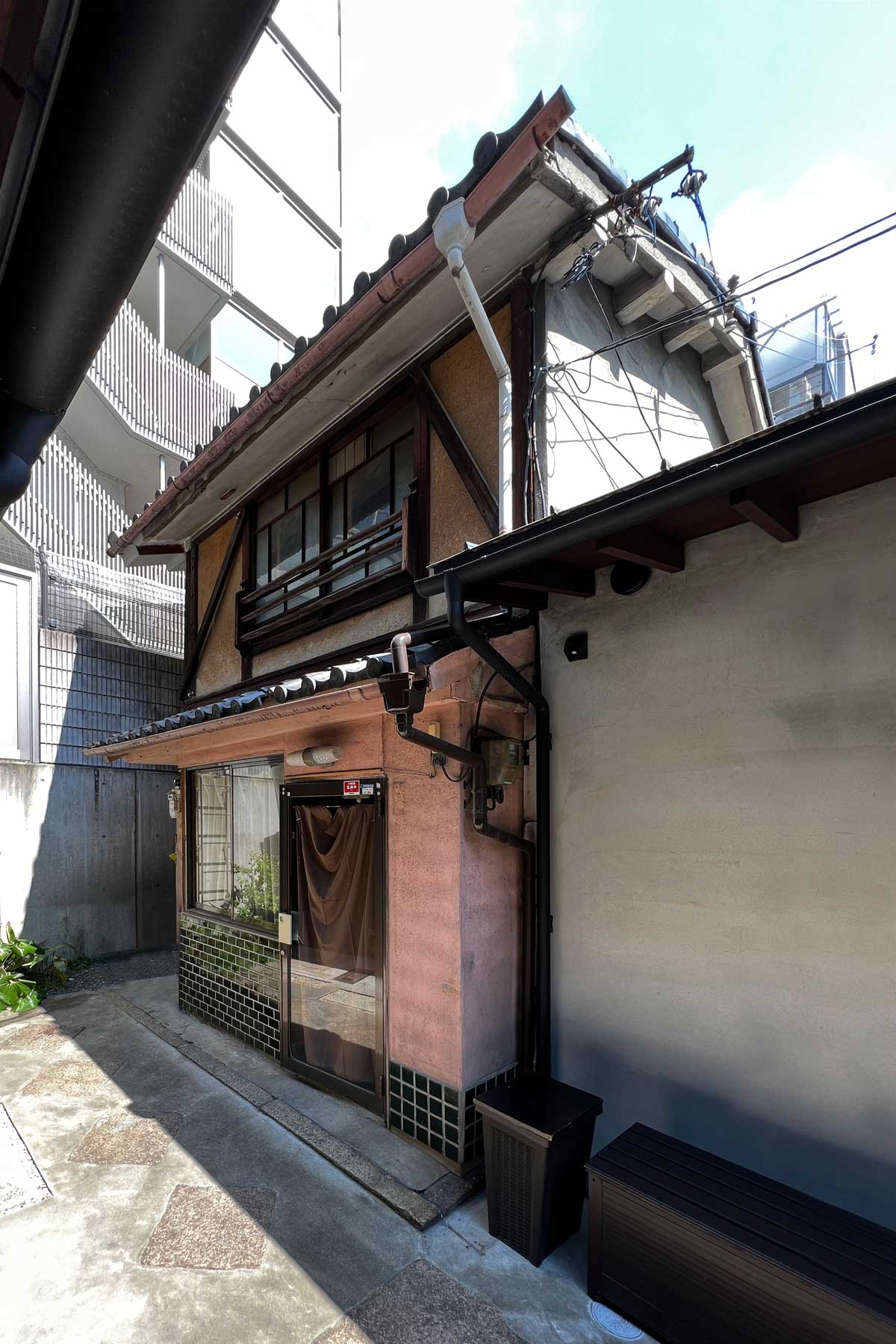 改修前の外観。美容室として利用されていた形跡。