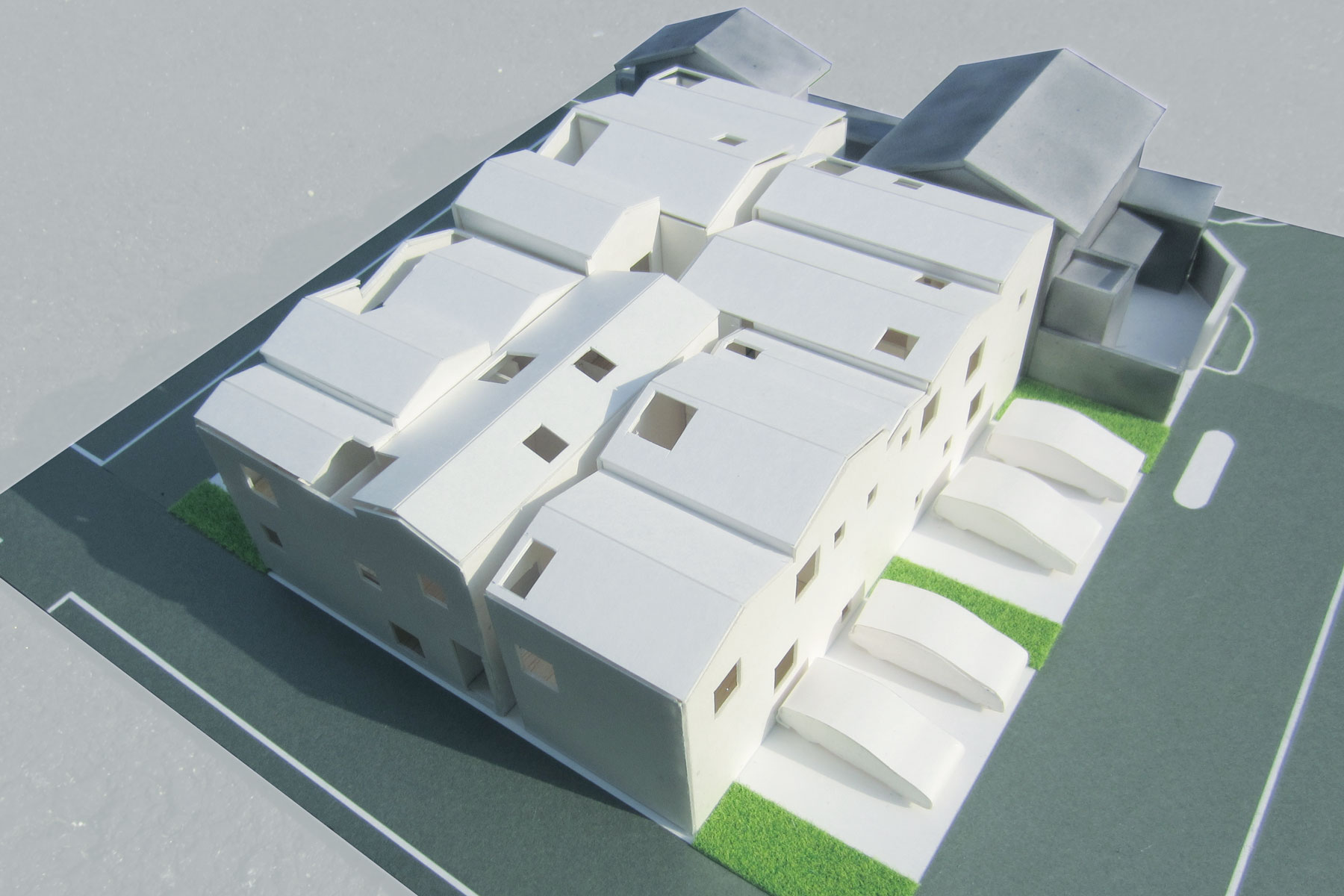 俯瞰。大小のトップライトを設け、密集部分にも光を届ける。