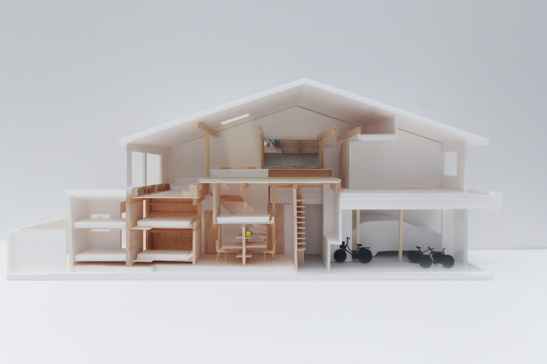 長手断面。屋根下の気積を無駄なく使う。