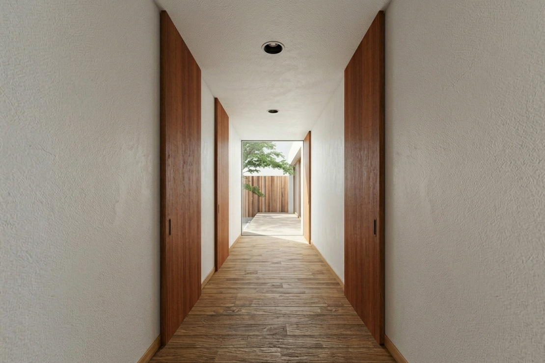 居宅廊下。中庭まで視界が通る。