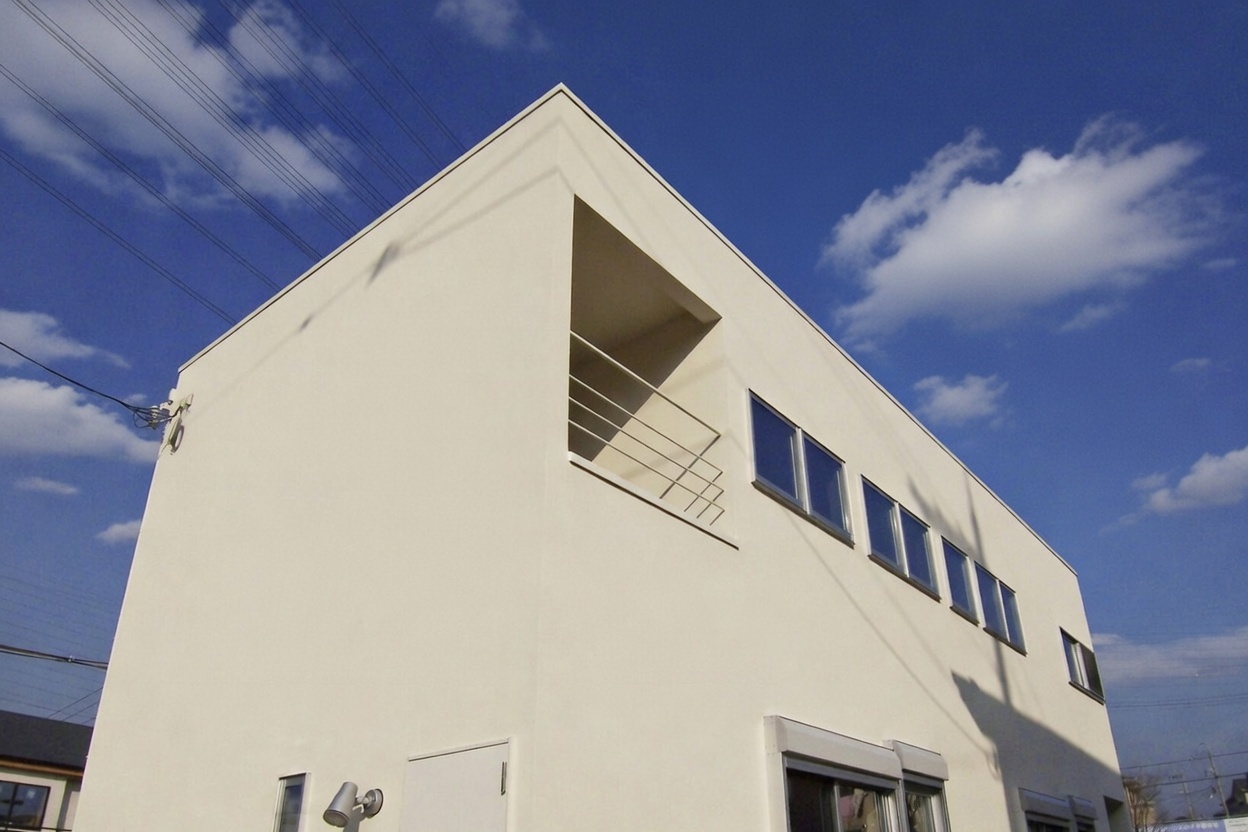 凸凹のないシューズボックス型の外形とし施工の難易度を低減。