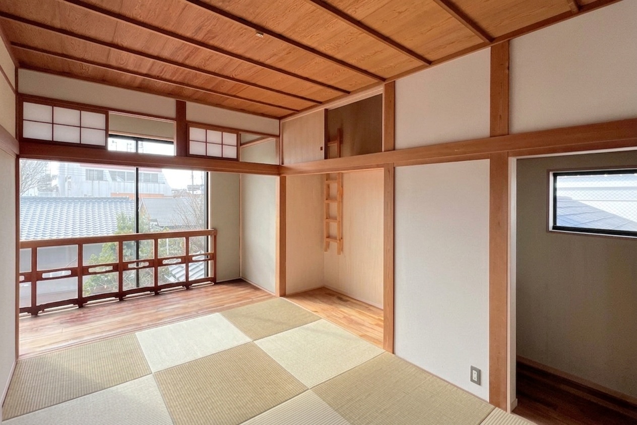 2階和室。押入れをワークスペースとロフトに改造。縁側は高断熱サッシに交換した後、既存の欄干を復旧。